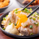 均タロー名物！チャーシューに卵を添えて特性ソースで仕上げました！ぜひご賞味あれ！