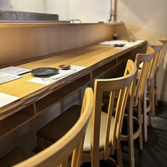 料理人の手仕事を間近に感じられるカウンター席は、臨場感と温もりに満ちた特別な空間。お一人様でのご利用はもちろん、デートや少人数でのご来店にもおすすめです。目の前で仕上がる料理を眺めながら、会話とともにゆったりとした時間をお楽しみいただけます。