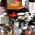 【数えきれない盃で日本酒を】数えきれないほどの盃の数々、お酒の一合毎に新しい盃に交換いたします。お好みを見つけてみては？