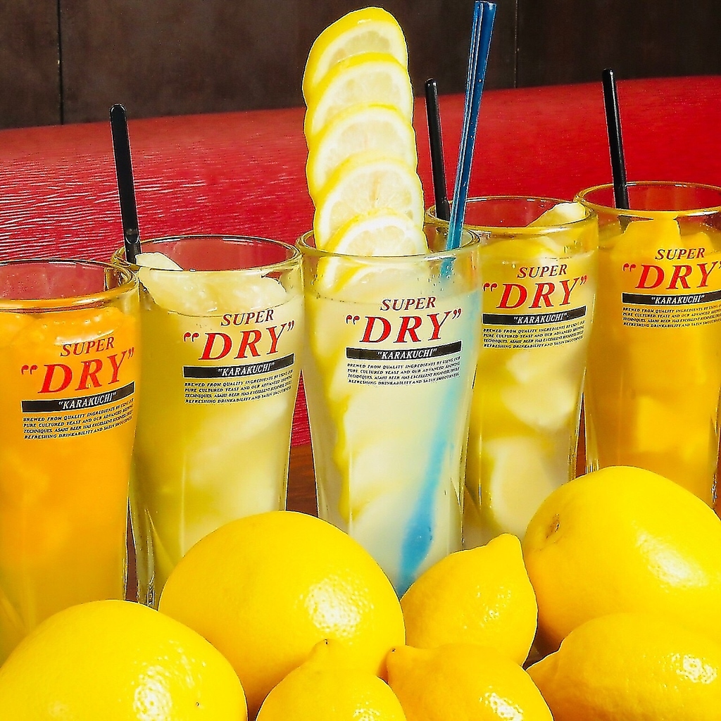 氷のかわりに凍らせた果実を入れた、見た目にも美味しい名物酎ハイ！ごろごろと入った果実で満足度◎