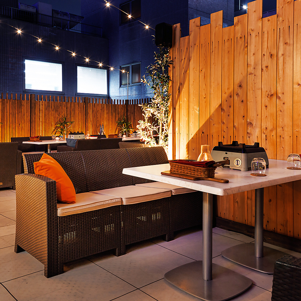 SNS映え抜群のソファー席はラグジュアリー感満載。