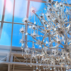 【シャンデリア】…店内の至る所に飾ってあるシャンデリアの数々。クリスタルのキラキラとした輝きはパーティーなどの雰囲気にピッタリです♪