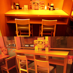 【A】ハイチェア席【1~4名様】隣り合って座ることが出来るハイチェア席。カウンターや大通りを望む事が出来るお席もご用意しております。