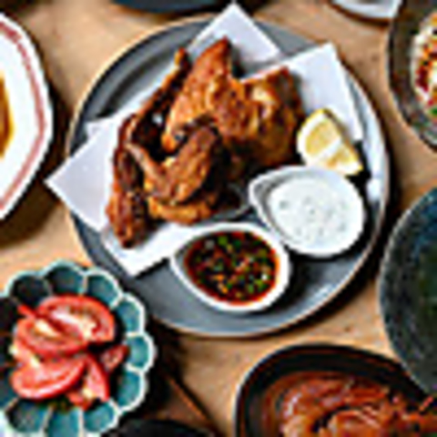 池袋の隠れ家で味わうスパイス半身鶏と自然派ワイン。古民家風空間で至福のひと時を♪