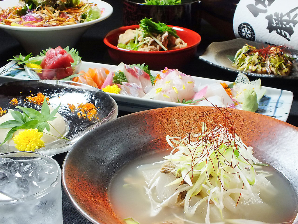 飲み放題付コースは4000円～。クーポン利用で税込4000円～。単品飲み放題は2000円(L.O.90分)～