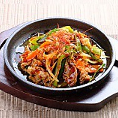 牛と野菜のプルコギ鉄板焼き / 温玉豚キムチ鉄板焼き