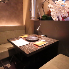 お一人様でのご利用やカップルでのご利用、少人数でのご利用にオススメの２名掛けテーブル席もご用意しております。シックで落ち着いた雰囲気でごゆっくりとお過ごしいただけます。ソファーになっておりますのでリラックスしながら、お好きなお酒と美味しい料理をご堪能くださいませ。お気軽にご利用下さい。