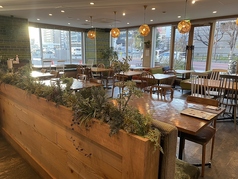 様々な角度からグリーンを取り入れることで、賑やかさと安らぎ溢れる席に1~4名様まで対応可能