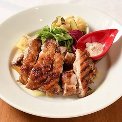 皮目からじっくり焼いた国産とりモモ肉のグリル