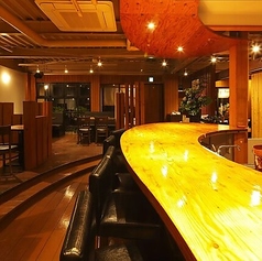 カウンター6席。ライブ感満載のカンター席は目の前で調理しているところをお愉しみいただけます。