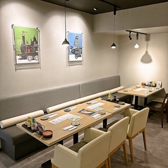 お寛ぎいただけるソファー席をご用意しております。おしゃべりもお食事も存分にお楽しみいただける空間です◎