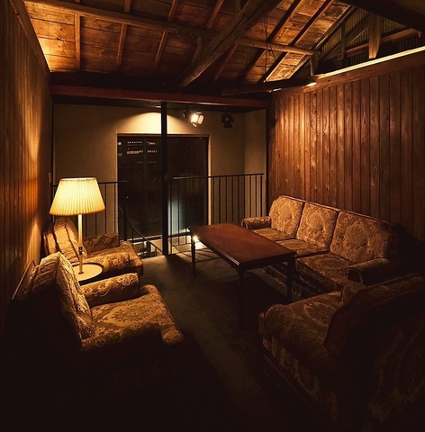 タワマン足元、路地裏古民家。ソファーで本物スペインワイン、秘密基地で始まる物語。