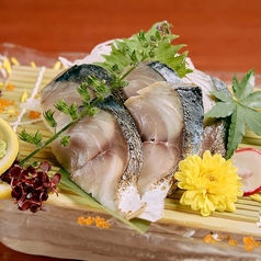 赤酢で締めた炙りしめ鯖