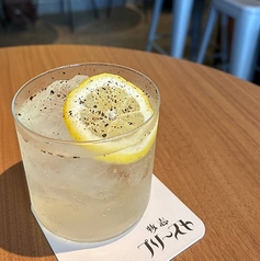 檸檬と胡椒のジンソーダ