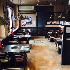 黒を基調としたシックな店内はテーブル席もご用意しております。個室感覚で雰囲気ある店づくり、元気で心のこもったサービスで、常に活気のあるお店をつくりあげ全国展開しています。