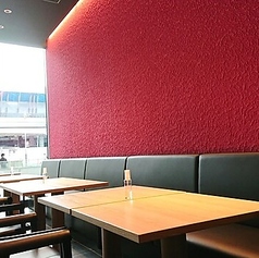 丸の内店と同じポワンピンクの壁が印象的なベンチシート