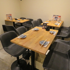 木の温もりを感じる落ち着いたテーブル席をご用意。ご友人とのお食事や会社帰りの一杯、デートや女子会まで幅広いシーンにおすすめです。ゆったりとした空間で、創作料理と日本酒を心ゆくまでお楽しみください。