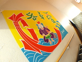 階段を上る壁には店名入りの大漁旗