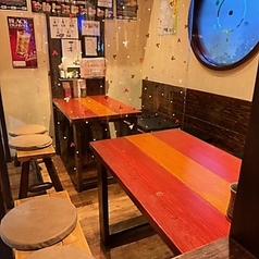 4名様テーブル2卓あります