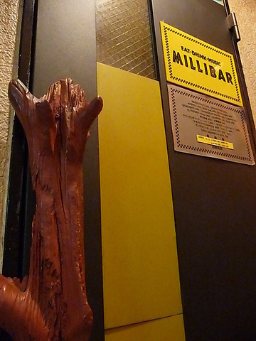 落ち着いた雰囲気の隠れ家バーでカレーとドリンクをお楽しみいただけます。