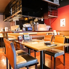 落ち着いた店内空間にあるオープンテーブル席は個室ではなくとも、ゆったりとお食事を楽しむことが可能です。宴会コースや美味しい逸品料理、種類豊富なドリンクをご用意してお待ちしております。