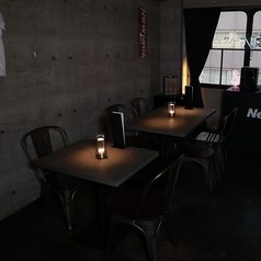 テーブル席がある下のフロア席は4人×1席　2人×1席