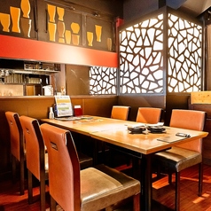 落ち着いた店内空間にあるテーブル席は個室ではなくとも、ゆったりとお食事を楽しむことが可能です。宴会コースや美味しい逸品料理、種類豊富なドリンクをご用意してお待ちしております。