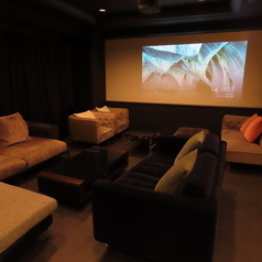 ソファ席は広くリラックスしながらお酒を楽しむことができます