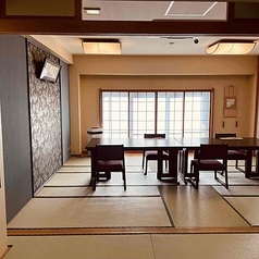 お座敷に2~4名様がお座りいただけるテーブル席をご用意しております。