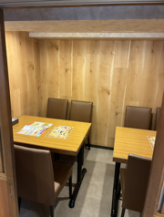 周りの視線を気にすることなく、お食事を満喫できる個室席をご用意しております◎リラックスできるプライベート空間は、特別な日のお祝いや、大切な方とのご宴会などに最適です♪木目調の落ち着いた雰囲気のお部屋で、当店自慢のお料理とお酒を心ゆくまでご堪能ください!皆様のご予約をお待ちしております◎
