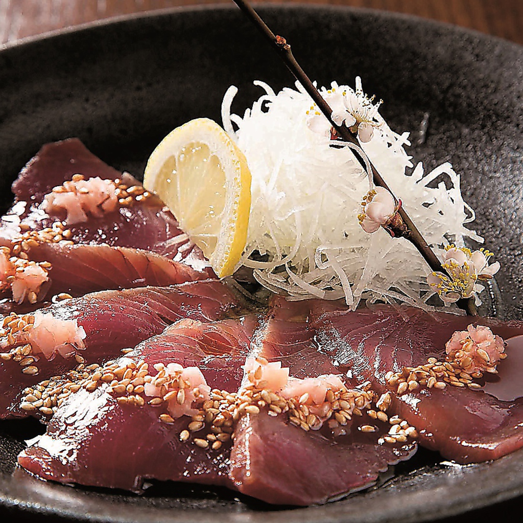 【やみつき鰹】は鰹刺身をごま油と甘酢しょうがでいただきます！文字通りやみつきになる人続出！