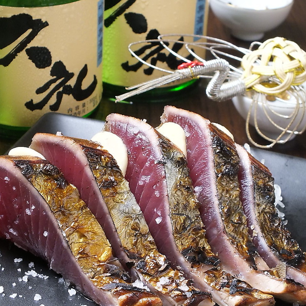 この厚み！この香ばしそうな皮！新鮮な鰹はもちろん、天然塩にまでこだわりがある塩タタキは絶品
