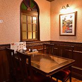 木のテーブルにオシャレなランプのレトロな内装。老若男女が楽しめる港の大衆食堂です。