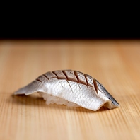 酢を使い分けたシャリで味わう旬の鮨