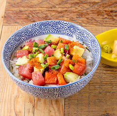 マグロ、サーモンとアボカドのMIXポキ丼