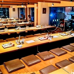 最大200名様までご利用いただける大宴会場も完備。人数に合わせた個室で、少人数から大人数まで、周りを気にせずゆったり楽しめます。窓際のお席からは仙台の街並みや夜景が一望でき、夕暮れから夜景への移り変わりを眺めながら、お食事やお酒を楽しむひとときは特別な時間に。