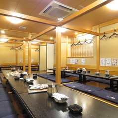 2階は6名様掛け、4名様掛け、2名様掛けのテーブル席を備えております。中規模な宴会や職場の集まりに使い勝手の良いお席です。名物料理やお酒を囲みながら楽しい時間を過ごせます。広々としたテーブルで自慢のお料理を心ゆくまでご堪能いただけます。※写真は系列店