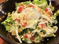 料理メニュー写真&nbsp;チーズたっぷりの温玉シーザーサラダ