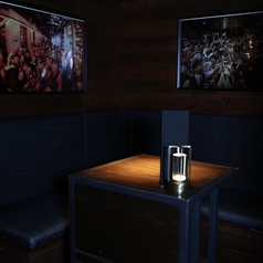 両側が仕切られた半個室のソファー席。カップルにおすすめです！