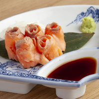 鮮度抜群のサーモン刺で旬を味わう！脂が乗って濃厚♪