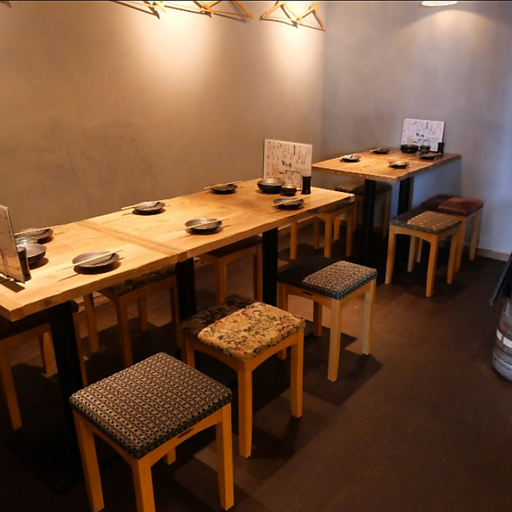 木のぬくもりが感じられるテーブルとイスがとても落ち着くテーブル席。至福の時間をお楽しみ下さい♪