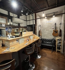 1階はカウンターテーブル8席のみの古民家フォーク酒場です。演奏されないお客様が9割ですが、生演奏を聴きながらお酒やお食事を楽しめます。初めてのお客様同士でもアットホームな感じで仲良くなれますので、安心してご来店お待ちしてます。