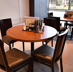 開放感あふれる9席のオープンテラス席を完備。みなとみらいのロケーションを楽しみながら、心地よい風を感じて食事ができる特等席です。天気の良い日に、カジュアルに本格中華を楽しみたい方におすすめ。店内の落ち着いた内観とは一味違う、ゆったりとリラックスしたひとときをお過ごしいただけます♪