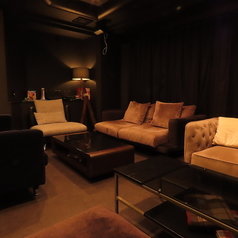 ソファ席は広くリラックスしながらお酒を楽しむことができます