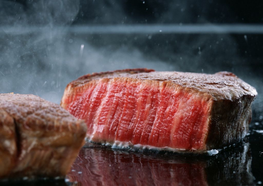 きめ細やかな霜降が入ったA5ランクのお肉を贅沢に鉄板で焼き上げた自慢のステーキ。肉汁ジュワリ…