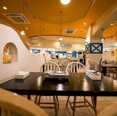 2名様～4名様までご利用いただけるテーブル席は、広い空間の中、快適な座席配置により、ご家族やご友人とゆったりとした時間をお過ごしいただけます。また、全席禁煙席となっております。