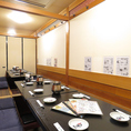 3階は4名様掛けと6名様掛けのお席をご用意しております。少人数での食事やゆっくり語り合いたい時に最適なお席です。名物の手羽先や豊富なドリンクメニューを心ゆくまで味わえます。落ち着いてお酒とお料理を堪能できる快適な空間となっておりますので、特別なひとときを過ごせます。※写真は系列店