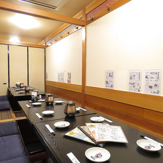 3階は4名様掛けと6名様掛けのお席をご用意しております。少人数での食事やゆっくり語り合いたい時に最適なお席です。名物の手羽先や豊富なドリンクメニューを心ゆくまで味わえます。落ち着いてお酒とお料理を堪能できる快適な空間となっておりますので、特別なひとときを過ごせます。※写真は系列店