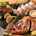 大阪府中央市場はもちろんの事、「北海道　函館」・「鳥取　境港」・「高知　宿毛」などの漁港から直送で送られてくる鮮魚も盛り沢山！魚を知り尽くした職人が美味しい料理をお届けします。