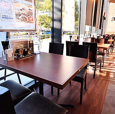 店内には広々としたテーブル席を63席ご用意しており、ゆったりと快適にお食事を楽しめます。席が広いため、豊富な本格中華料理を並べても窮屈さを感じさせません。少人数での日常使いから、大人数のご家族・ご友人との会食、職場の飲み会まで、様々なシーンに柔軟に対応いたします。